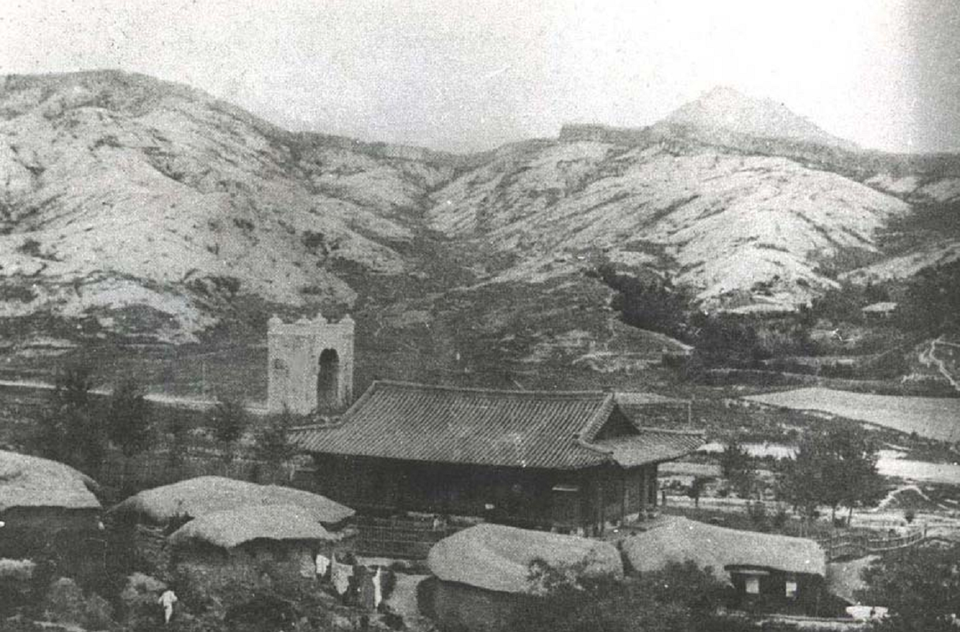 그림 3. 독립문 완공 직후 주변 경관. [사진 2]와 비슷한 시기인 1898년 무렵에 촬영된 것으로 보인다.