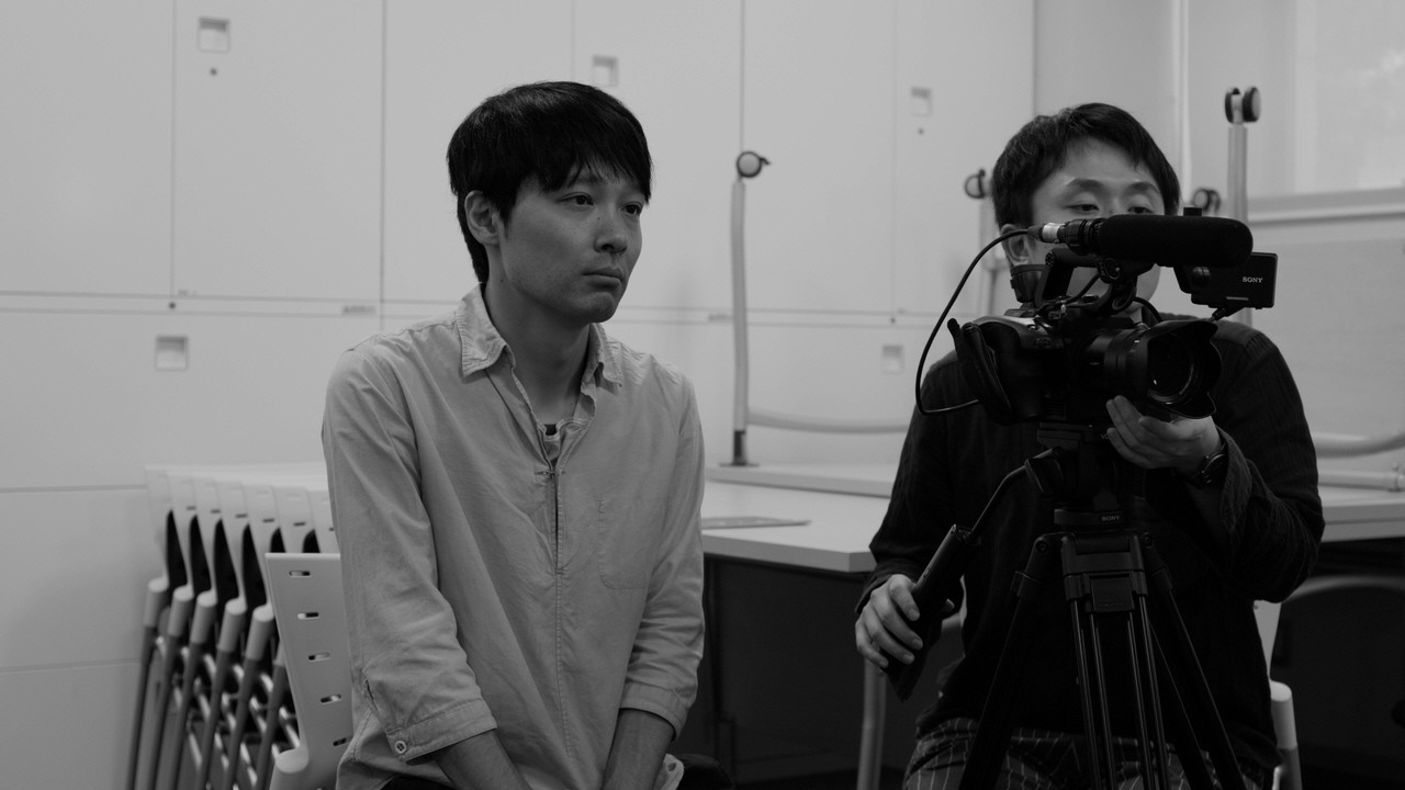 한국 관객들에게는 장건재 감독의 '한여름의 판타지아'로 알려진 이와세 료(왼쪽)는 니시하라 다카시 감독의 페르소나로 등장하는데, 초반부터 영화의 사회적 문제의식을 다룬 시나리오가 재미없다고 모두에게 맹공격을 당하며 웃음을 자아낸다.  사진제공: 부산국제영화제