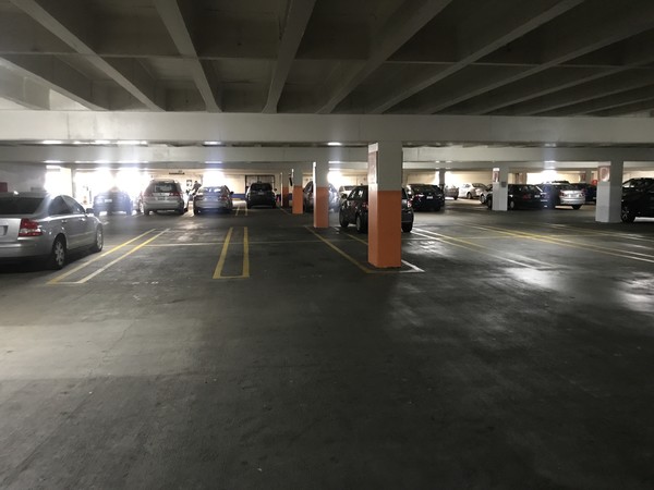 샌프란시스코 차이나타운 근처 주차장. 주말이면 빈 공간을 찾기 어려웠던 주차장이 텅텅 비어 있는 모습. 2020. 3. 8. 황장석