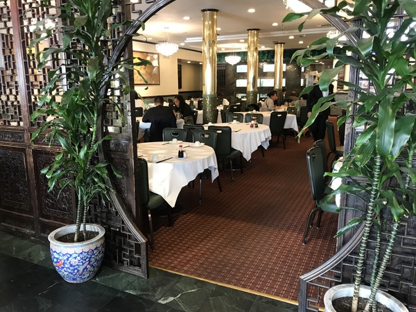 Great Eastern Restaurant 1층 내부. 테이블 절반이 비어 있다. 2020. 3. 8. 황장석