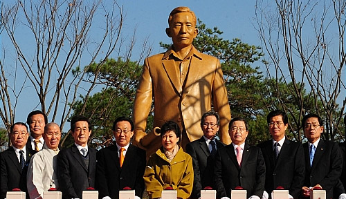 박근혜 대통령이 KIST에 세워진 박정희 전 대통령 동상앞에서 기념사진을 찍고 있다.