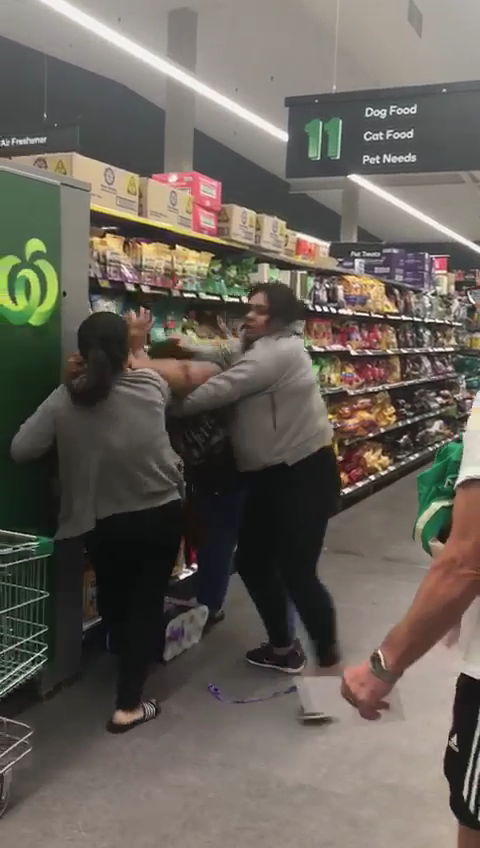 호주 시드니의 한 슈퍼마켓에서 휴지를 두고 구매자간 몸싸움이 일어났다. 필자 이재호 제공.