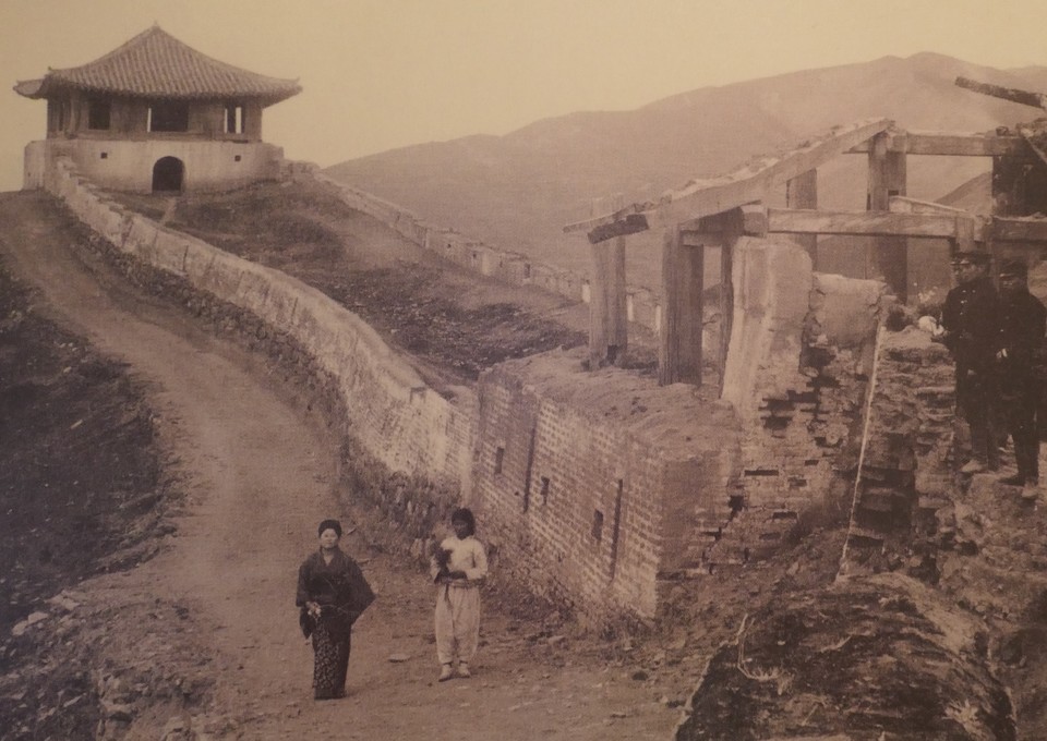 사진 5. 1904년 말/1905년 초 촬영된 함흥성의 폐허 모습. 뒷쪽으로 보이는 건물은 함흥성 북장대이고, 오른편 일본군 병사들이 올라선 곳이 파괴된 원래의 구천각이다.  개인 소장