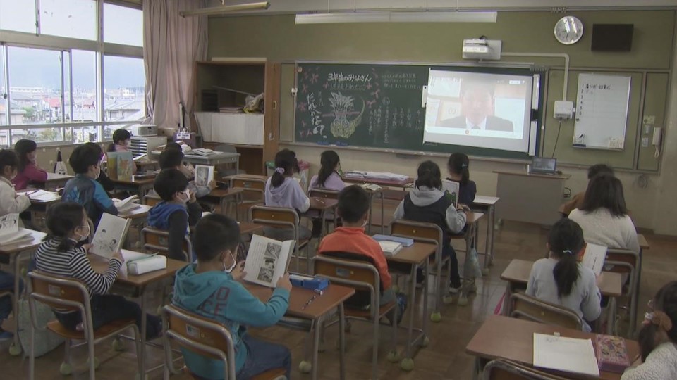 미에현 스즈카시 츠즈미가우라 초등학교의 개학식 사진. 일본 정부의 3밀 방침에 따라 체육관에서 한꺼번에 모여서 개학식을 하지 못하고 학생들은 각 교실에 모여 있고, 교장은 화면을 통해 개학식 훈시를 하고 있다. 사진 출처: CHUKYO TV News