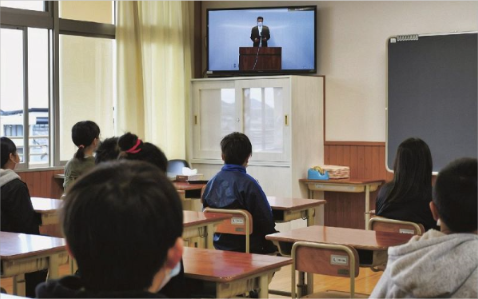일본 와카야마현 타나베시 타나베 제2초등학교. 정부의 밀집 회피 방침에 따라 학생들이 각 교실에 분산 배치된 채, 개학식을 열고 있다. 사진 출처: 기이민보(紀伊民報)