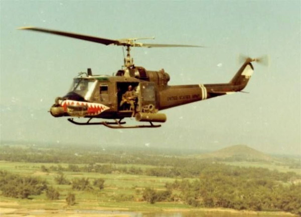 사진 2. 베트남전 당시 미군이 주력으로 사용한 UH-1 이로쿼이즈(Iroquois, 미국 동부에 살던 원주민. 미군은 헬리콥터에 원주민 부족 이름을 붙이는 전통이 있다) 수송헬기를 개조한 UH-1 무장헬기