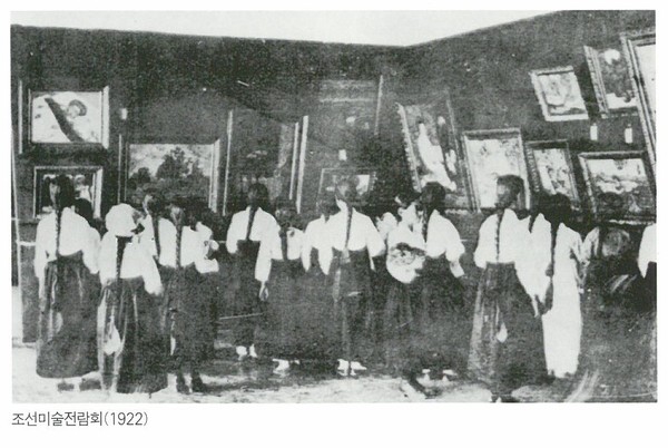 일제강점기 조선미술전람회를 방문한 학생들(1922)_ ⓒ서울특별시사편찬위원회