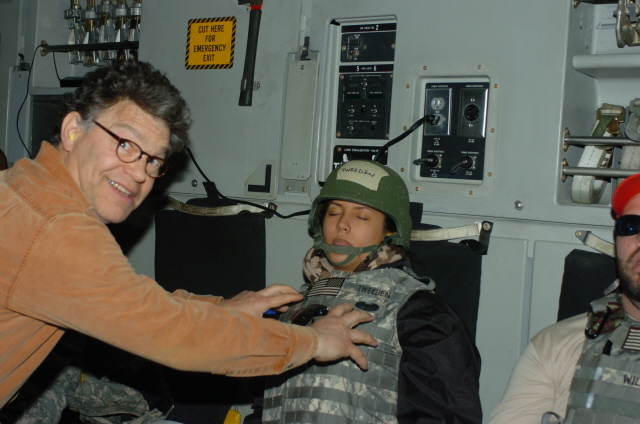 리앤 트위든이 공개한 2006년 사진. 프랭큰 의원이 잠든 리앤의 가슴에 손을 얹고 웃으면서 포즈를 취하고 있다. 출처: 미 LA 라디오 KABC 홈페이지