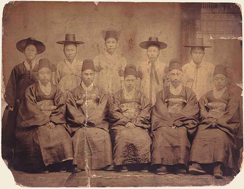 1888년 미국 워싱턴 D.C.에서 활동 당시 박정양 공사 일행(한국이민사박물관 소장 사진)