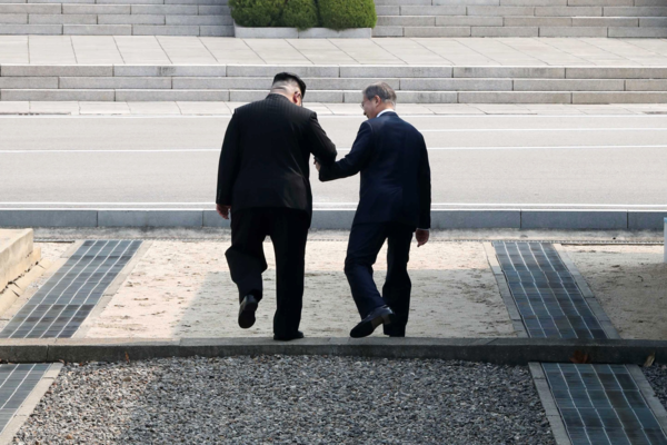 그림 3. 휴전선은 언제 무너질까? 2018년 4월 문재인 대통령과 북한 김정은 국무위원장이 판문점에서 만나 손을 잡고 군사분계선을 넘었지만 아직도 휴전선은 굳건하다.