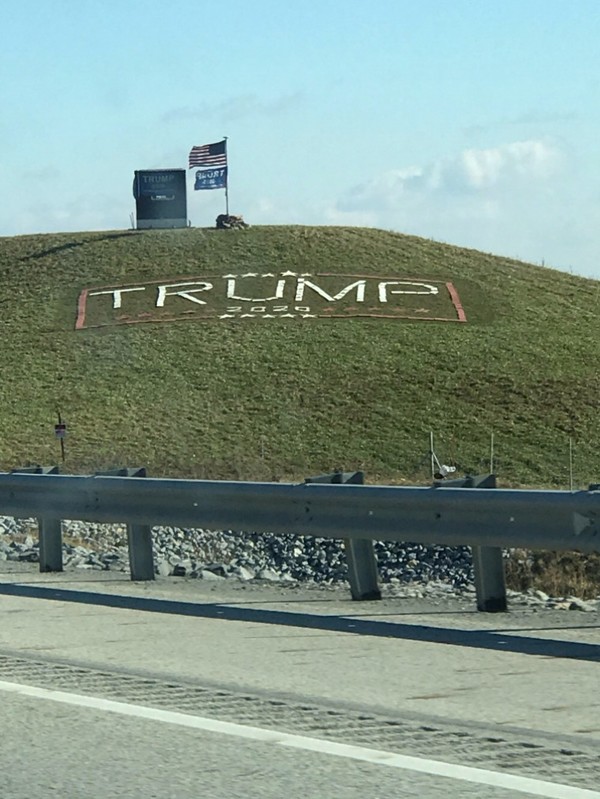 2020년 미국 대선을 앞두고 트럼프 지지자가 언덕에 새겨놓은 TRUMP 2020 문양. 필자 박상현 제공