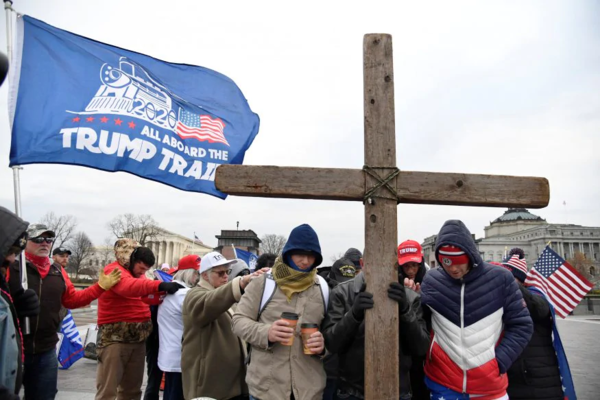 트럼프 지지자들이 십자가를 들고 집회를 벌이고 있다. 필자 박상현 제공.