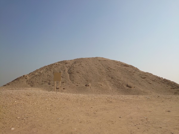 모래언덕처럼 보이는 테티의 피라미드. 사진 출처 : 곽민수