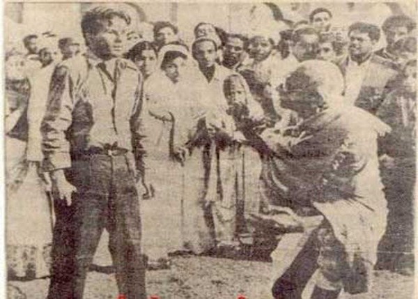 1948년 1월 30일 나투람 고드세가 마하트마 간디를 총으로 암살하는 장면.