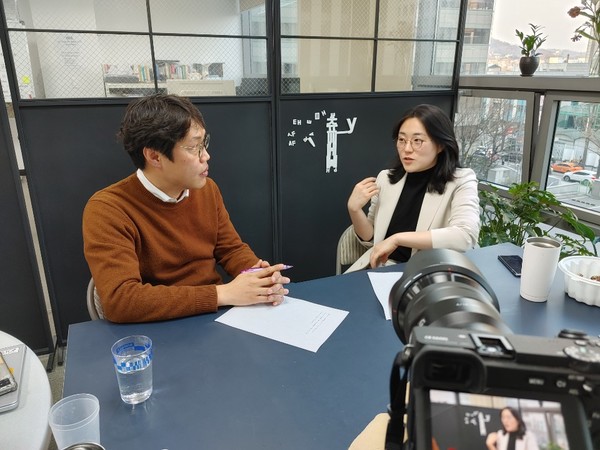 뉴스톱 김준일 대표가 신지예 후보를 만나 이야기를 나누고 있다.