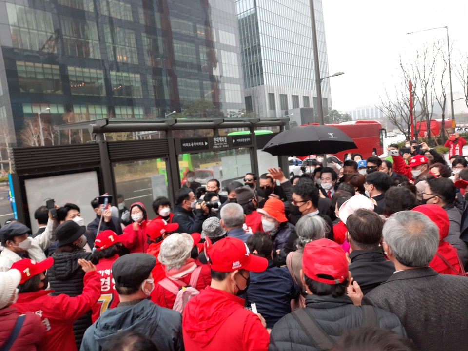 기호 7번 허경영 국가혁명당 후보가 28일 서울 여의도 더현대서울 백화점 앞 유세를 위해 이동하며 지지자들의 환호를 받고 있다.