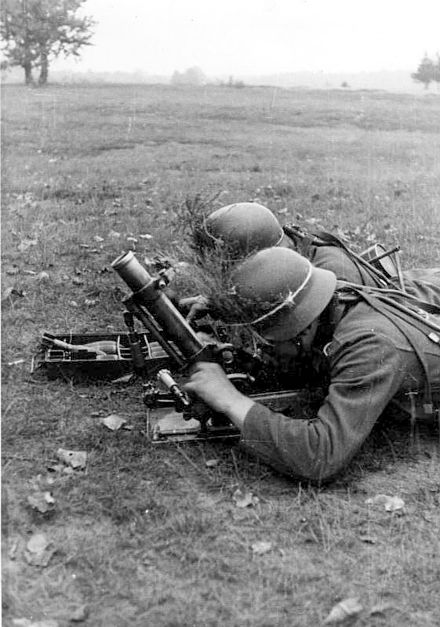 사진9. 5cm Granatwerfer 36을 사용하는 독일 보병들의 모습. 작고 가벼워 산악병들이 애용했던 경박격포다.