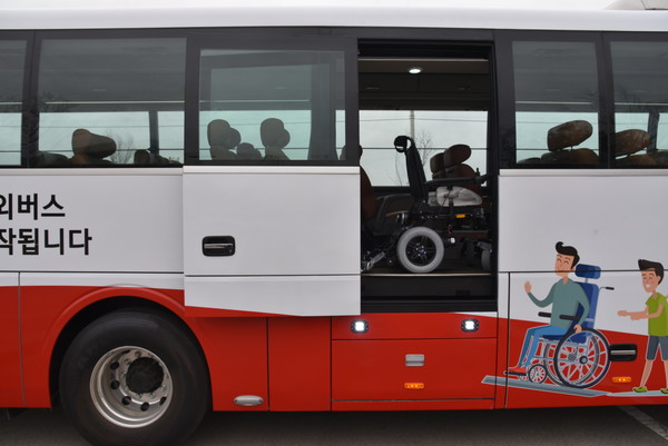 휠체어 탑승 전용 승강구/ 출처: 한국교통안전공사