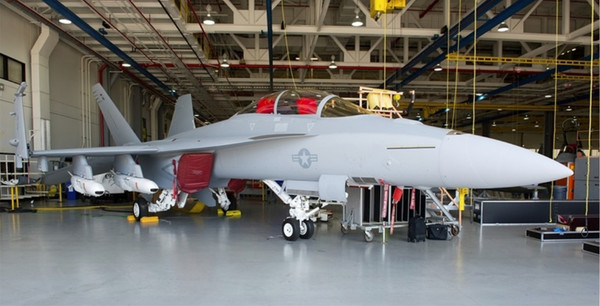그림 8. F/A-18E/F에서는 JSM 4발, AIM-120 2발, AIM-9 2발 운용이 가능하다.