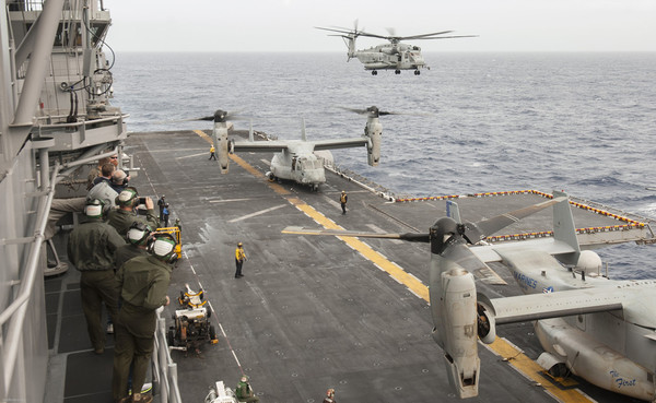 그림 9. 해상 작전 중인 LHA-6 아메리카의 작전 능력 유지를 지원하기 위한 소모성 자재들을 실은 MV-22와 CH-53K 킹 스탤리온이 착함하는 광경이다