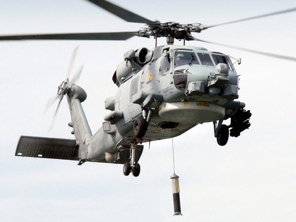 그림 12. MH-60R 시호크가 대잠용 디핑소너를 내리는 장면