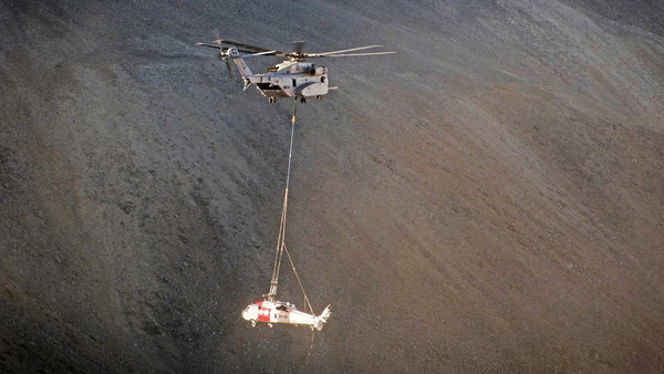 그림 14. CH-53K 킹 스탤리온이 추락한 MH-60S 시호크를 회수하는 광경