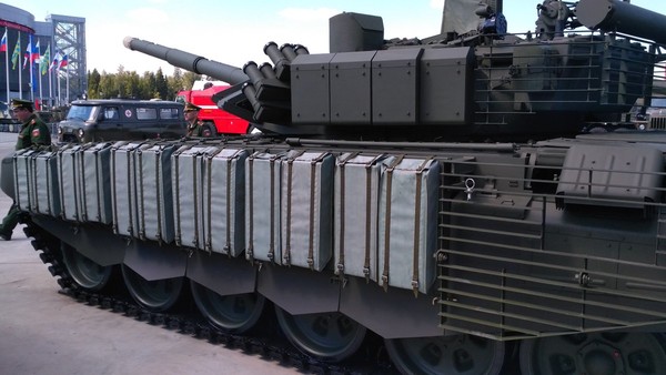 그림 9. 차체 측면에 쇼핑백(?) 장갑을 두른 T-72B3 2016의 모습