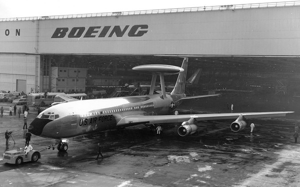 그림 3. 보잉사 공장에서 나오는 E-3 센트리 시제기. 여객기 보잉 707의 기체를 그대로 유용한 시제기이기 때문에 기체 측면엔 창문이 남아있다.
