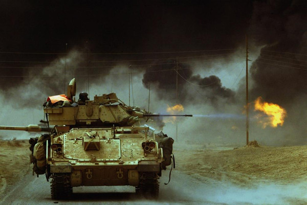 그림 3. 2003년 바그다드를 향해 전진중인 미 제3보병사단의 M2A2 브래들리 보병전투차.그 후방으로 M1A1 에이브럼스 전차의 120mm 포신이 보인다