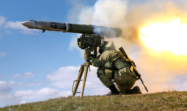 그림 13. 1998년부터 배치가 시작된 대전차 미사일. 9M133 코넷의 발사장면