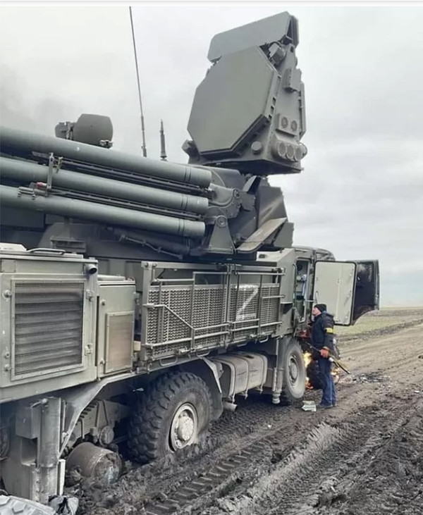 그림 21, 우크라이나의.드론 공격에 대비하여 러시아는 판치르 S1 복합 방공체계를 준비했지만 차축까지 푹푹 빠지는 라스푸티챠를 극복하기엔 한계가 있었다