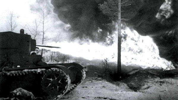 그림 7. 1940년 2월부터 소련군이 투입한 T-26 기반의 화염방사탱크 OT-130