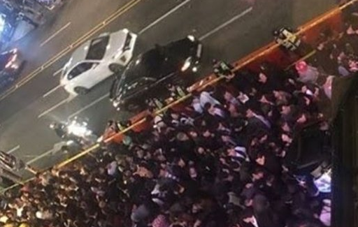 2017년 이태원 핼로윈 축제 당시 경찰이 폴리스라인을 쳐서 인원을 통제하고 있다. 출처: 온라인 커뮤니티 갈무리