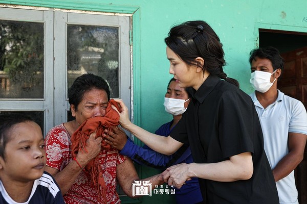 대통령실은 12일, 김건희 여사가 캄보디아 프놈펜에서 선천성 심장질환을 앓고 있는 아동의 집을 찾은 모습을 공개했다. 출처: 대통령실