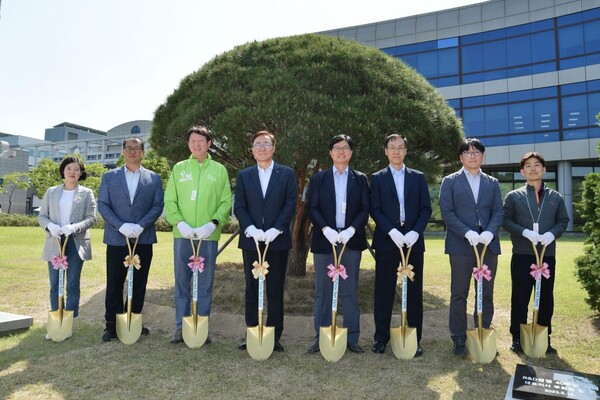 SK이노베이션 김준 부회장(왼쪽에서 네 번째)과 이성준 환경과학기술원장(왼쪽에서 다섯 번째)이 15일 대전 환경과학기술원에서 열린 식수행사에 참여해 기념사진을 촬영하고 있는 모습. 사진=SK이노베이션 