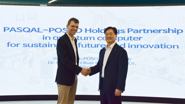 포스코홀딩스 김지용 미래기술연구원장(그룹CTO, 오른쪽)이 5월 23일 서울 미래기술연구원을 찾은 파스칼 조르주 올리비에 레이몽  CEO를 만나 양자컴퓨터 협력을 논의했다.