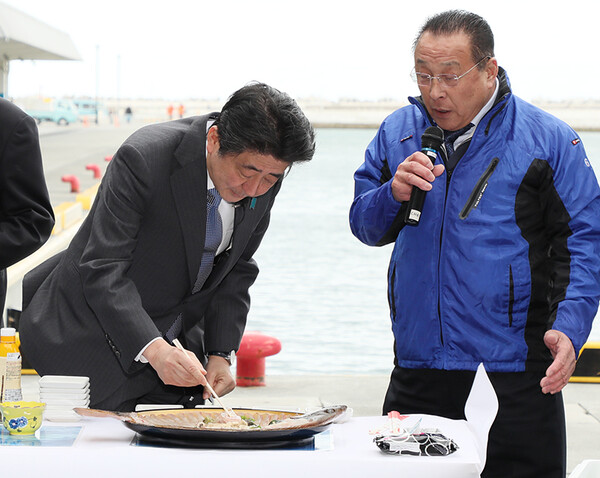 2018년 3월 후쿠시마를 방문해 수산물을 시식하는 아베 전 총리(출처: 수상관저, https://www.kantei.go.jp/jp/98_abe/actions/201803/10fukushima.html)